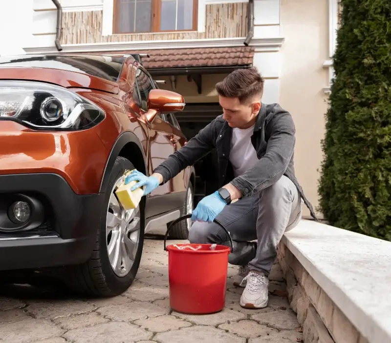 Lavage auto à domicile Rollot : professionnel intervenant sur un véhicule